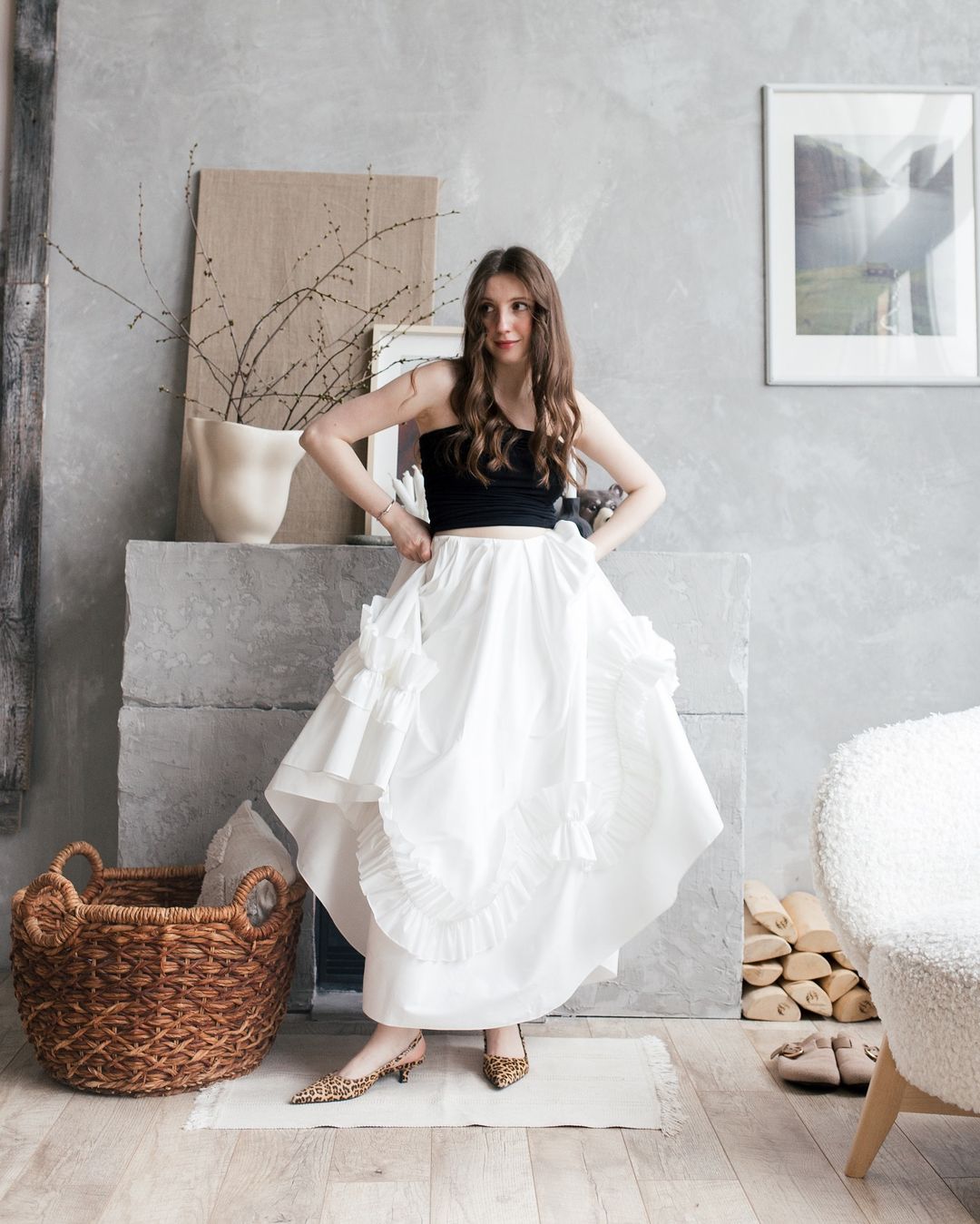 Девушка в пышной белой юбке беларуского бренда Quotidien Maison.
